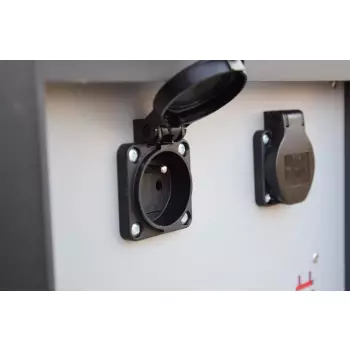 Stojak-na-rowery-elektryczne-ze-stacją-ładowania-III