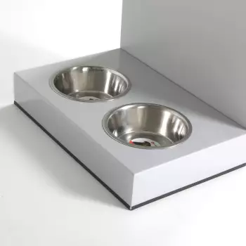 Strefa dla zwierząt z panelem reklamowym