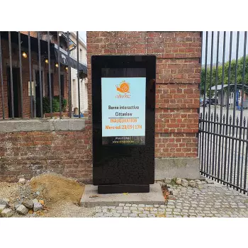 Interaktywny totem reklamowy - zewnętrzny 43 cale