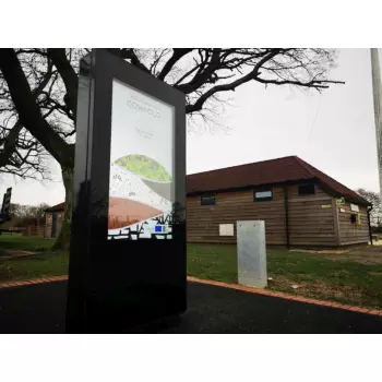 Interaktywny totem reklamowy - zewnętrzny 43 cale