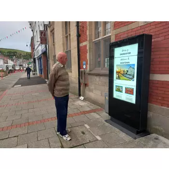 Interaktywny totem reklamowy - zewnętrzny 43 cale