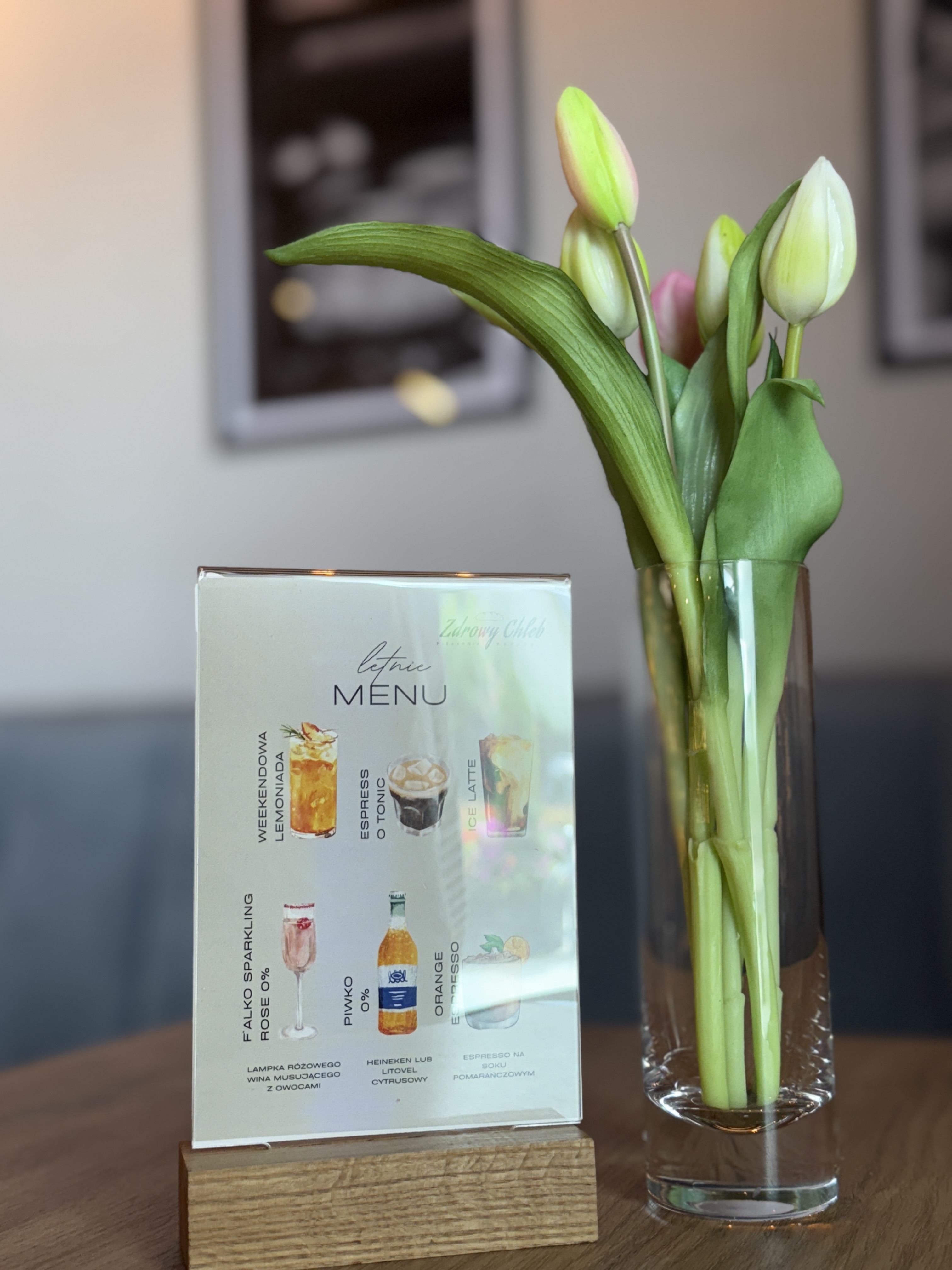 drewniany stojak na menu w kawiarni Zdrowy Chleb, elegancka ekspozycja na stole