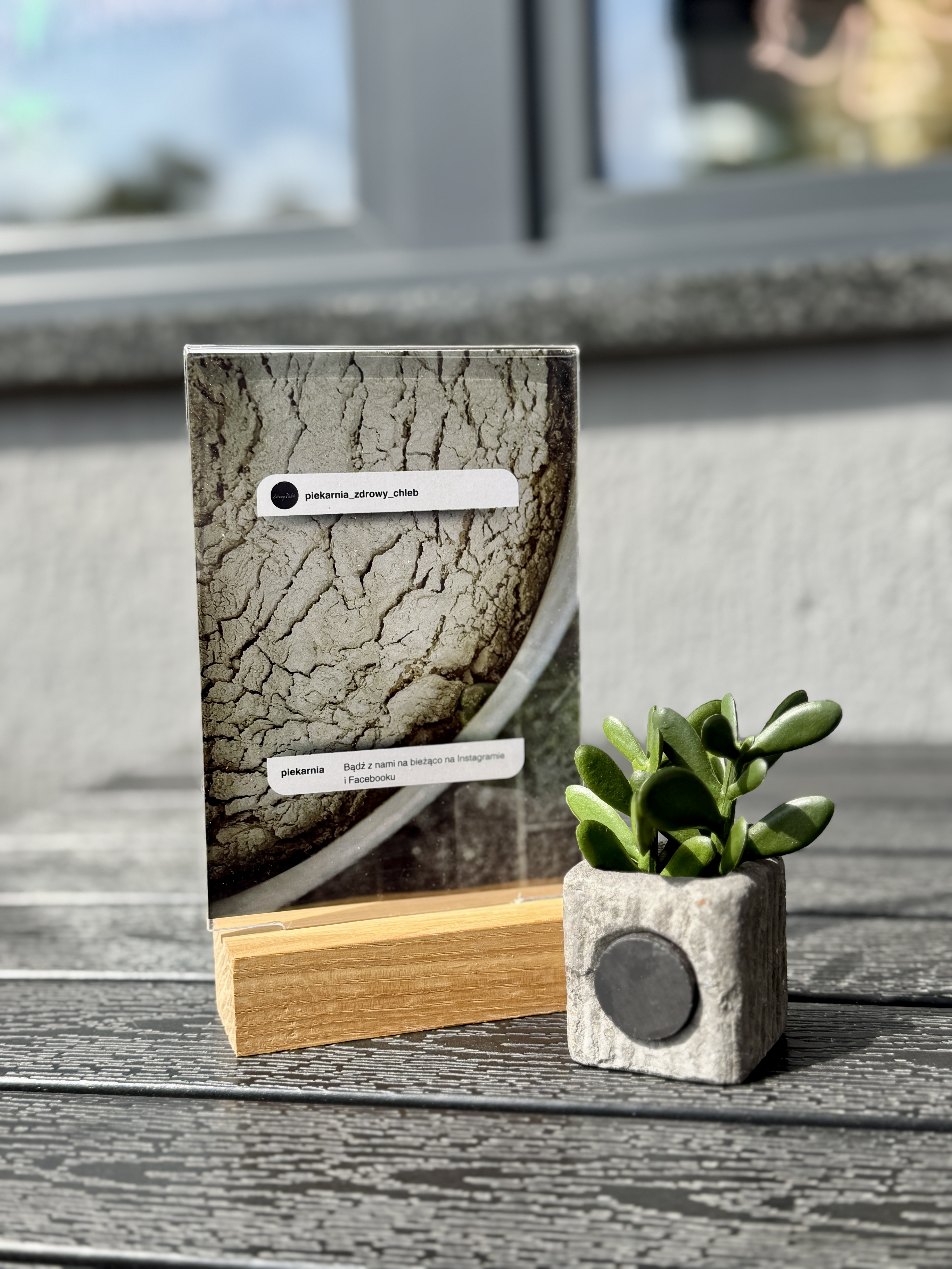 drewniany stojak na menu w kawiarni Zdrowy Chleb, elegancka ekspozycja na stole