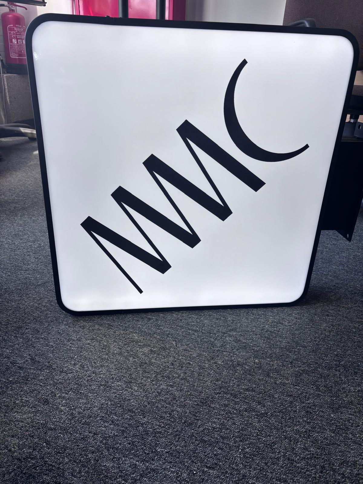 podświetlany kaseton reklamowy z logo MMC, nowoczesna forma identyfikacji wizualnej