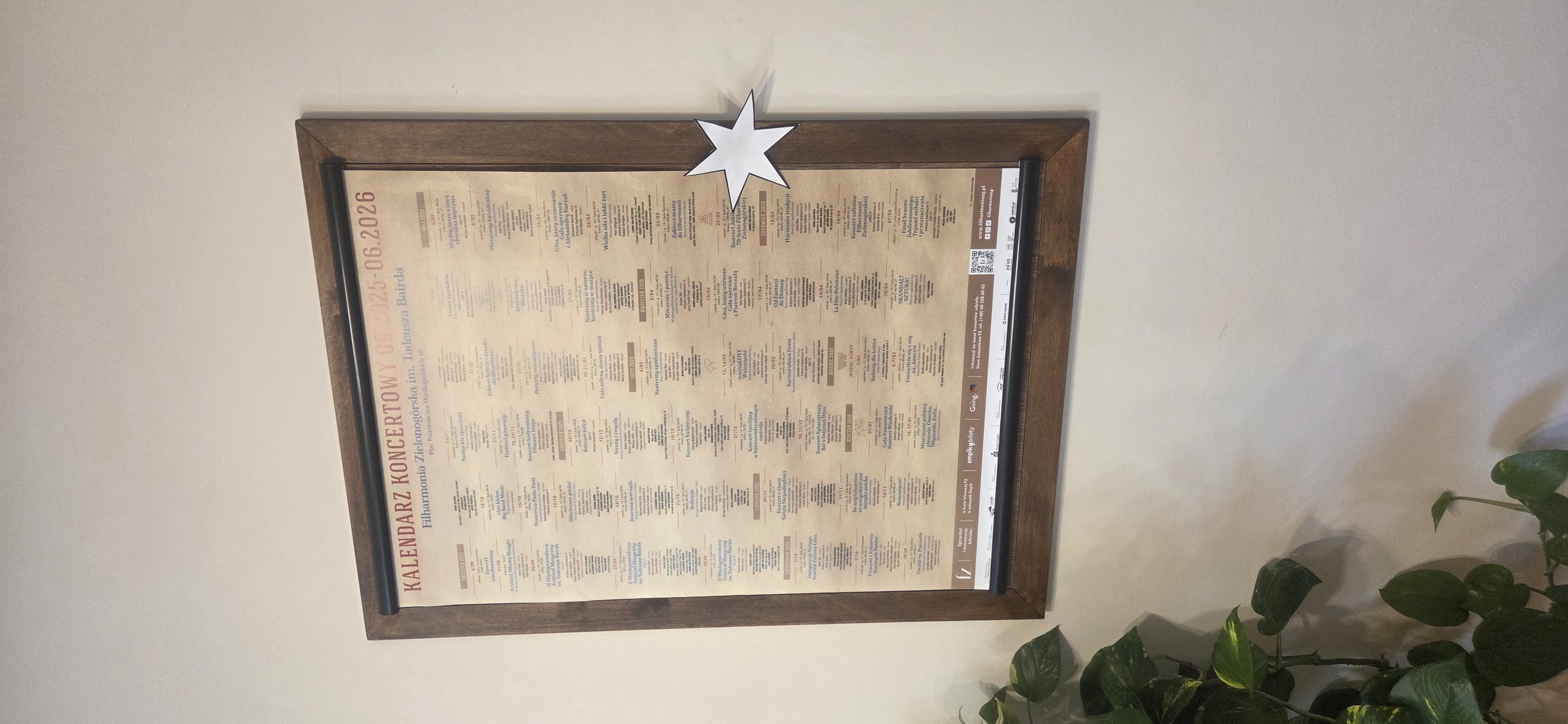 ramka plakatowa z drewnianą listwą, kalendarz koncertowy w eleganckiej oprawie