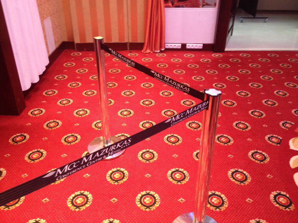 słupki odgradzające z taśmą i logo MCC Mazurkas Conference Centre & Hotel