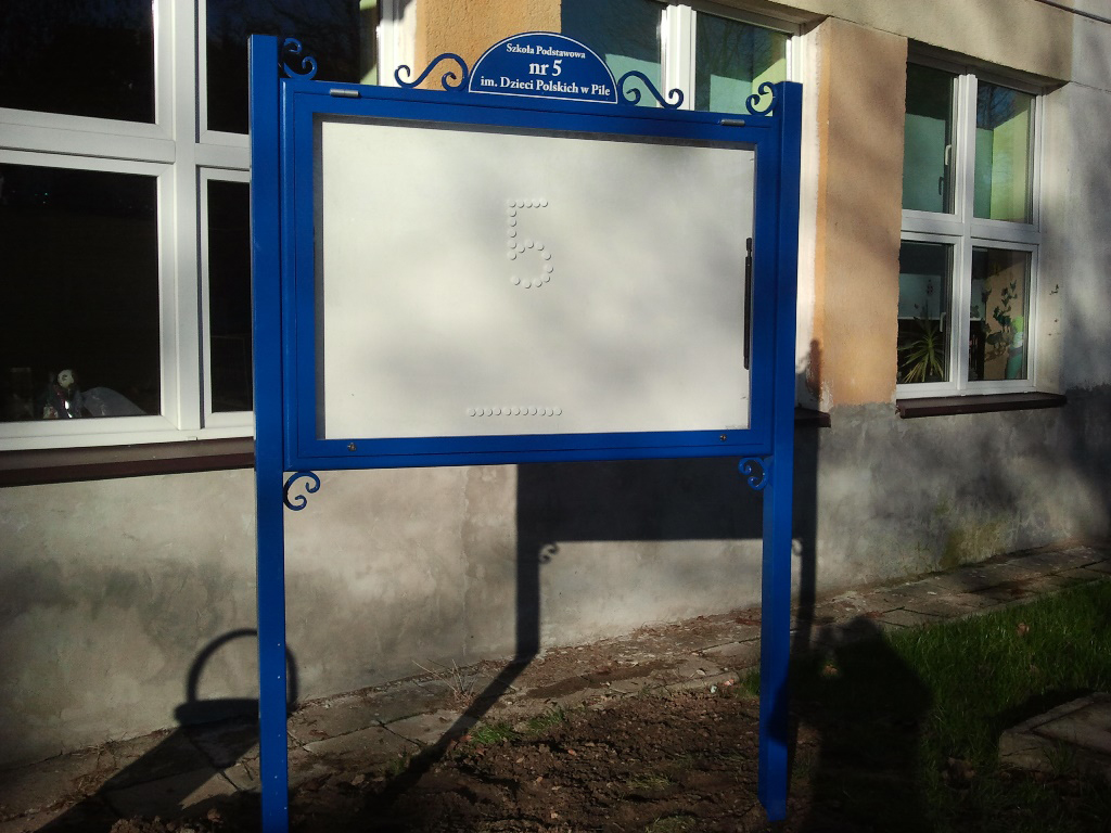 Gablota informacyjna do szkoły – aluminiowa rama i przeszklone drzwiczki