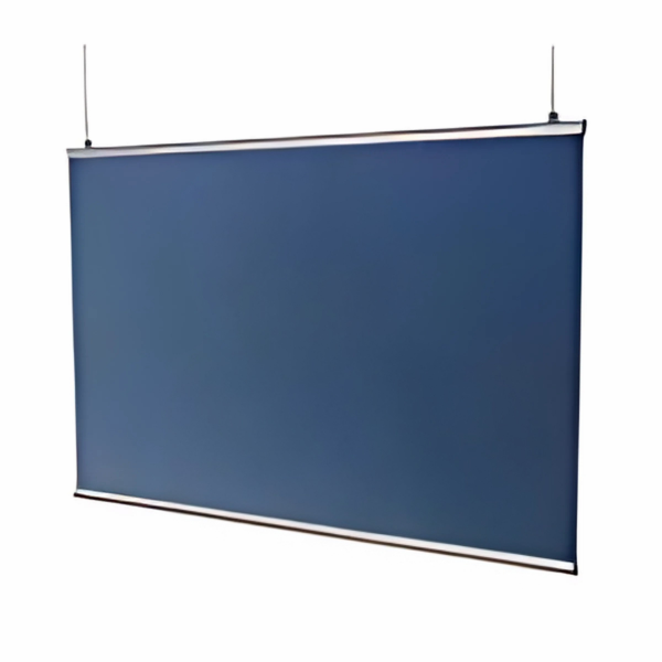 Listwa plakatowa z zawieszonym plakatem w kolorze granatowym, przymocowana do sufitu za pomocą linek. Minimalistyczny i elegancki system prezentacji.