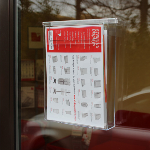 Zewnętrzny akrylowy stojak na ulotki montowany na szybie – odporne rozwiązanie do ekspozycji materiałów informacyjnych.