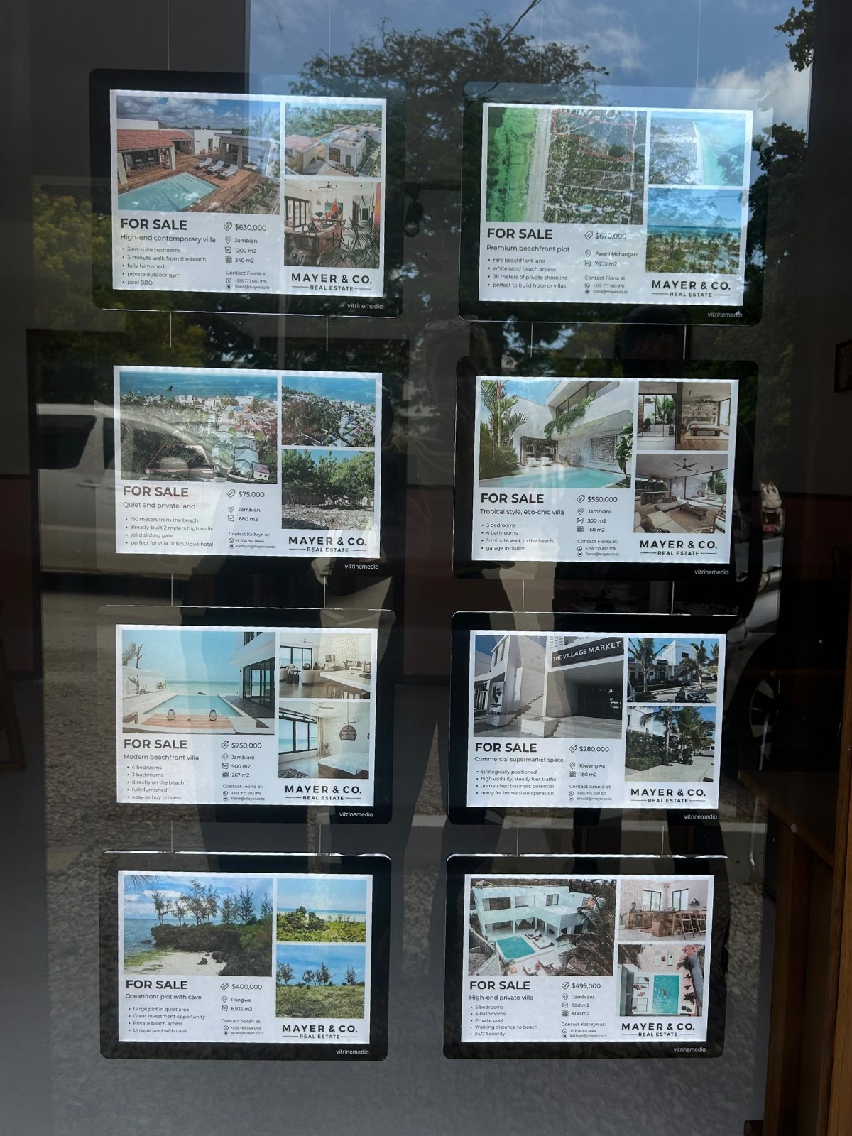 Biuro sprzedaży apartamentów z witryną wyposażoną w podświetlane ramki LED