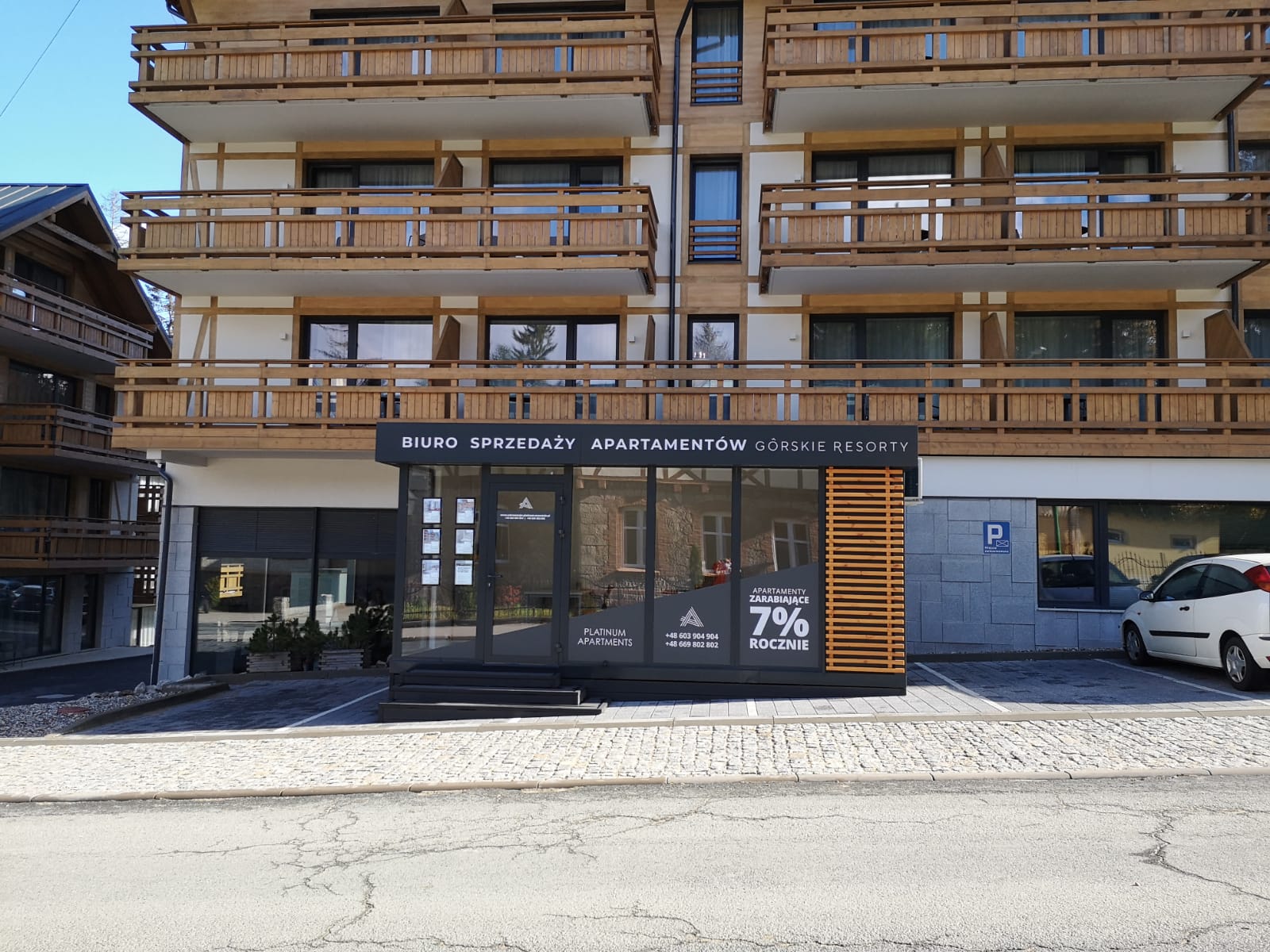 Nowoczesna witryna z podświetlanymi ramkami LED przyciągająca wzrok przechodniów