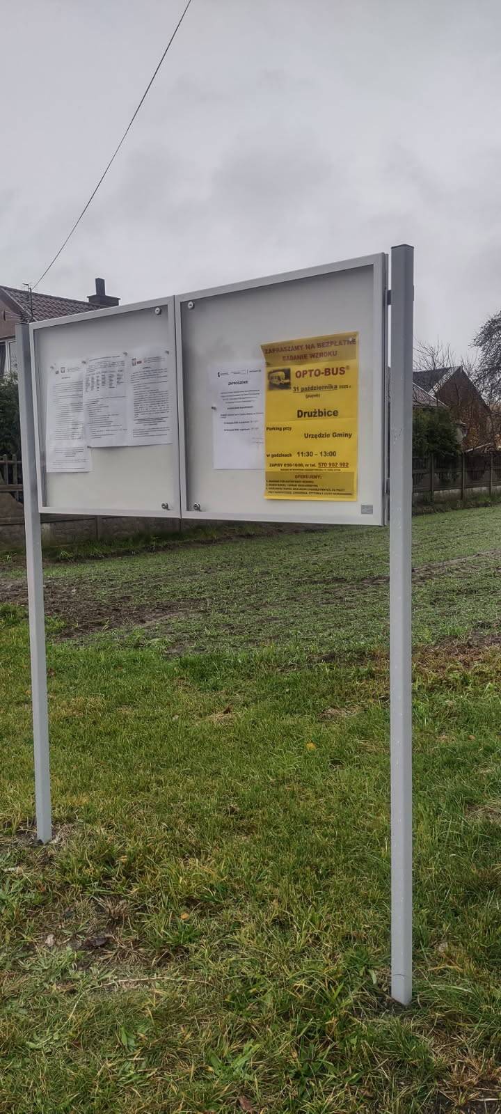 Gablota informacyjna wolnostojąca zewnętrzna montowana na słupkach przy urzędzie gminy