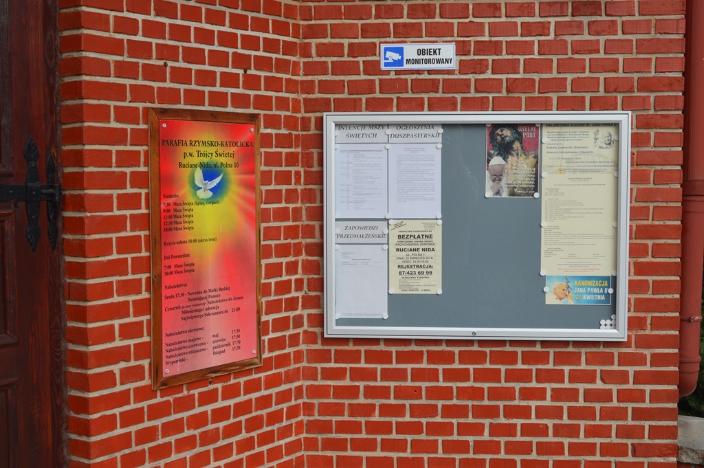 Gablota ogłoszeniowa zewnętrzna montowana do elewacji budynku parafii