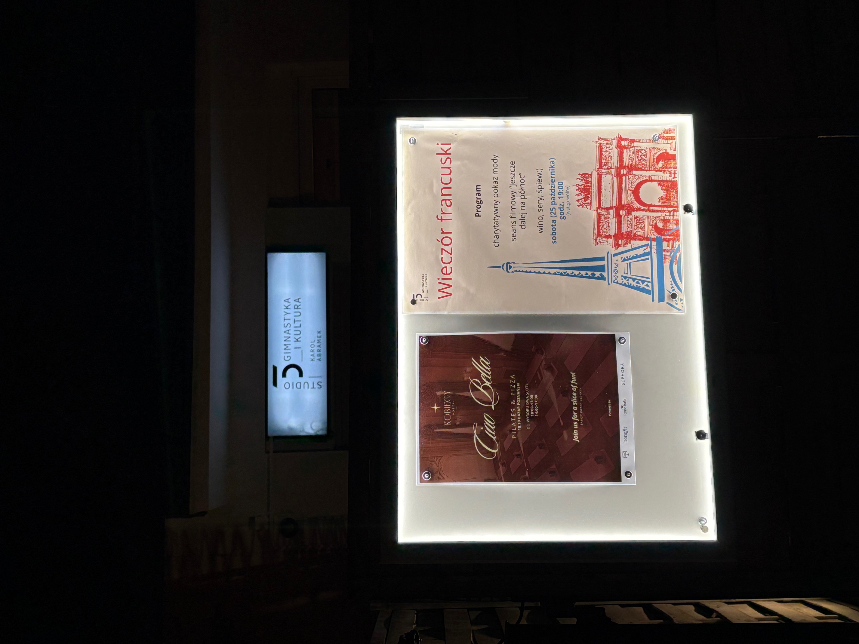 Podświetlana gablota informacyjna LED widoczna po zmroku