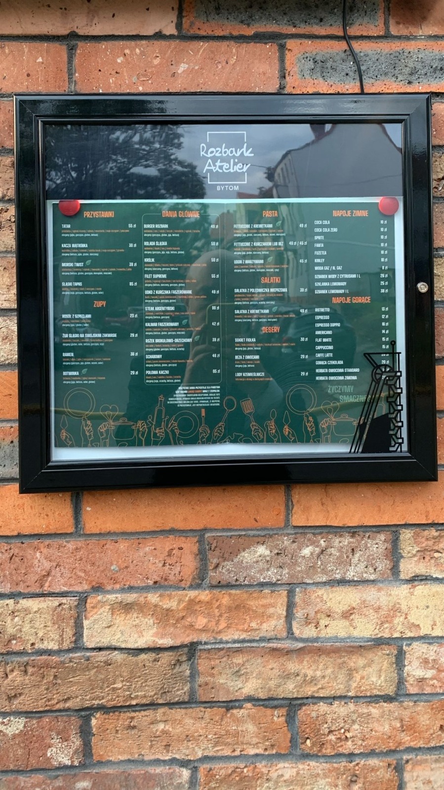 Gablota ogłoszeniowa ścienna zewnętrzna z menu restauracji montowana do elewacji