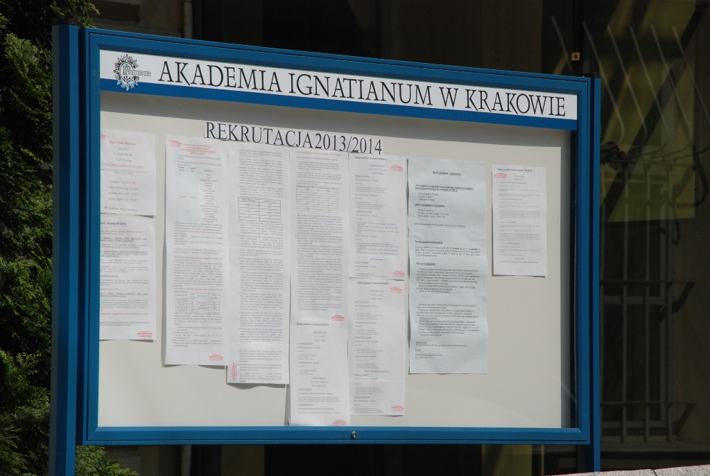Gablota informacyjna Akademii Ignatianum w Krakowie – eleganckie rozwiązanie do prezentacji ogłoszeń.