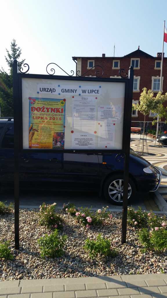 Gablota informacyjna przed Urzędem Gminy w Lipce – estetyczna i odporna na warunki zewnętrzne.