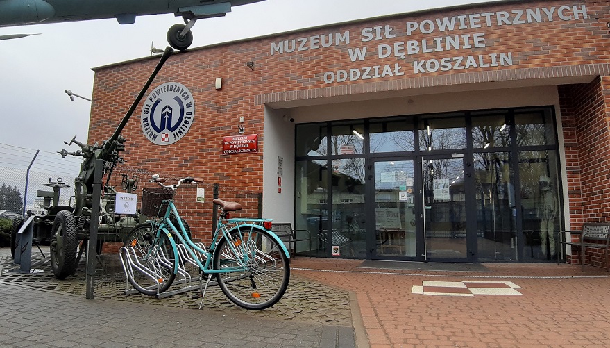 Stojak rowerowy przed budynkiem – praktyczne rozwiązanie dla urzędów i instytucji publicznych.