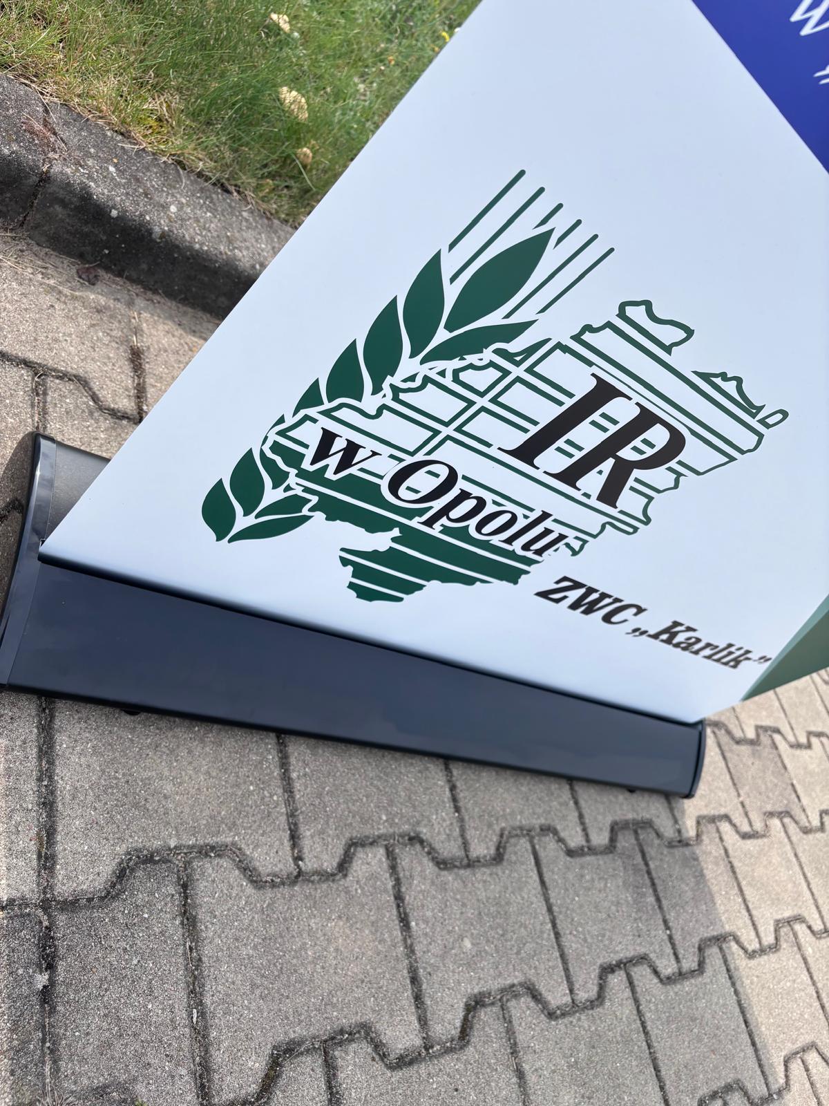 Kaseta roll-upa używanego na zewnątrz – detal konstrukcji systemu reklamowego