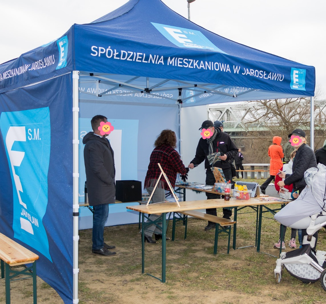 Namiot reklamowy wykorzystywany podczas wydarzenia plenerowego jako element reklamy outdoorowej