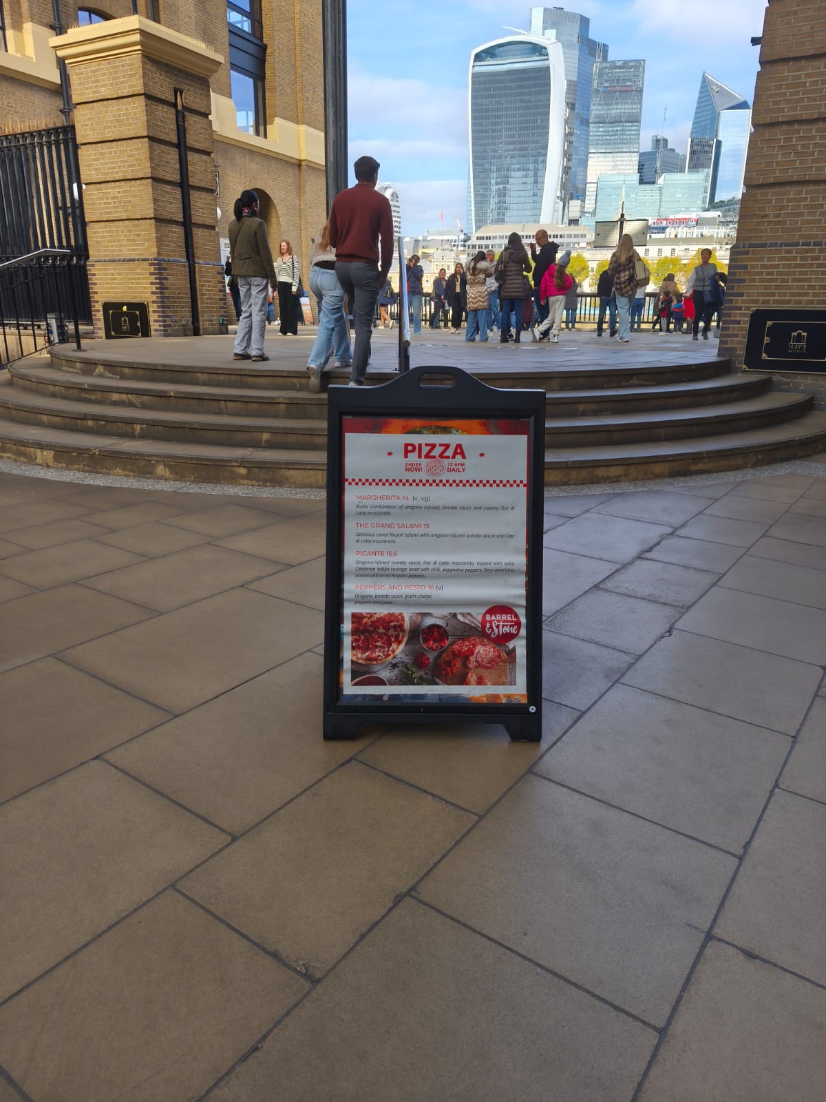 potykacz reklamowy z menu ustawiony przed lokalem przy ruchliwej ulicy