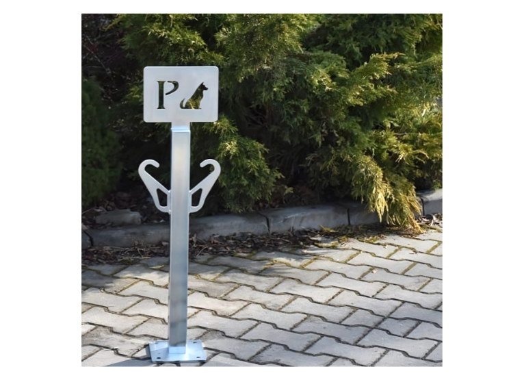 Parking dla psa z oznaczeniem i uchwytami do przypięcia smyczy