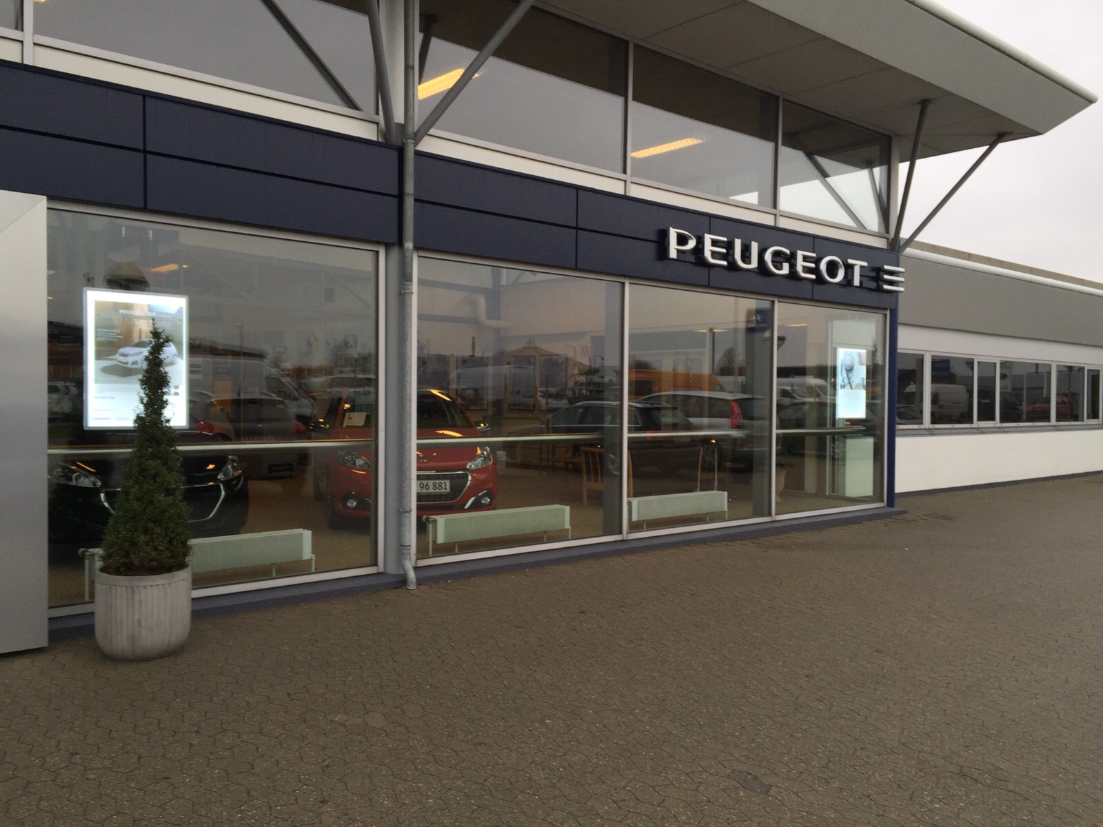 Podświetlane ramki LED w witrynie salonu samochodowego – ekspozycja ofert widoczna z zewnątrz