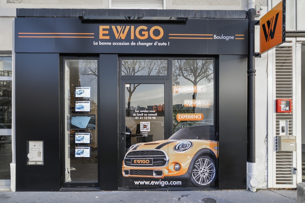 System witrynowy z monitorami i podświetlanymi ramkami w salonie samochodowym