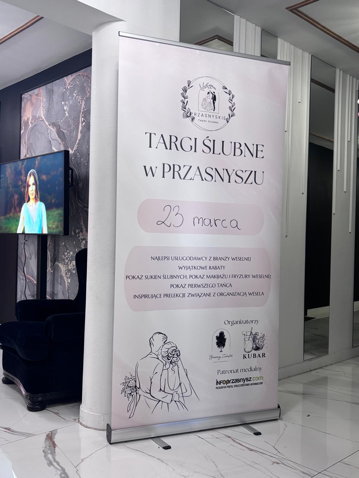 Roll-up reklamowy prezentujący targi ślubne w Przasnyszu – przykład mobilnego systemu wystawienniczego używanego podczas eventów branżowych.