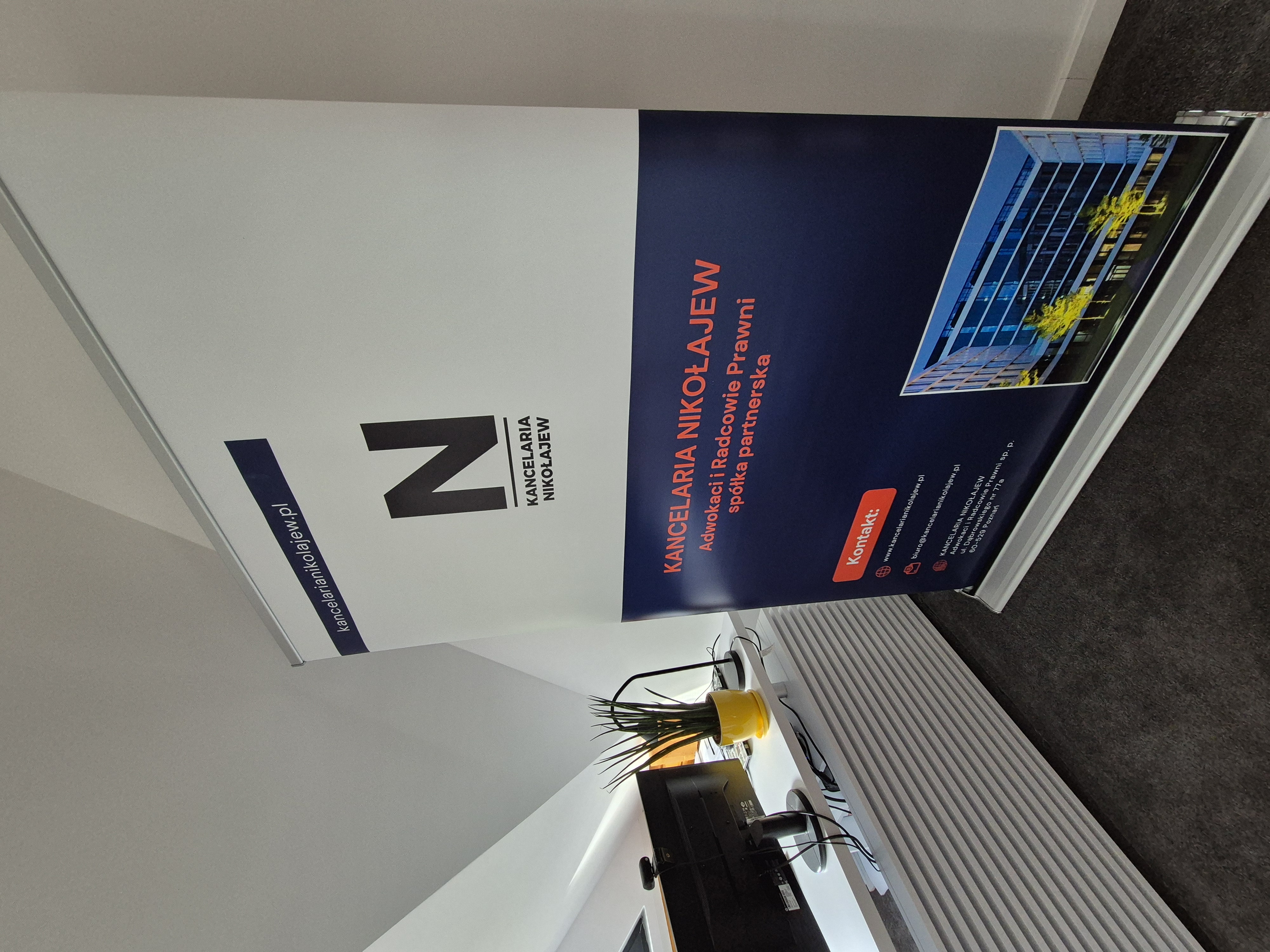 roll up Wave reklamowy w biurze nowoczesny system reklamowy z grafiką kancelarii