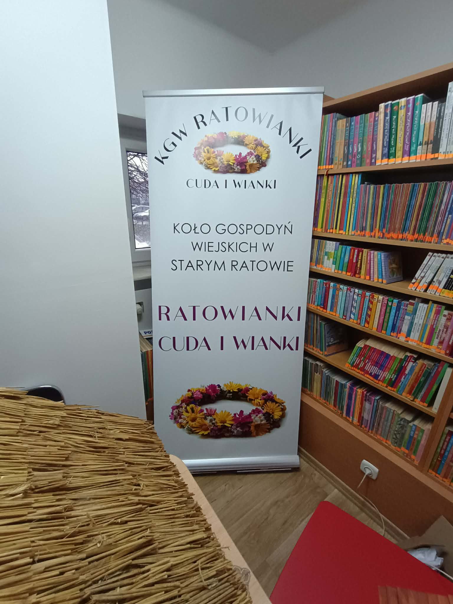roll up w bibliotece reklama instytucji publicznej przykład zastosowania roll up w przestrzeni edukacyjnej