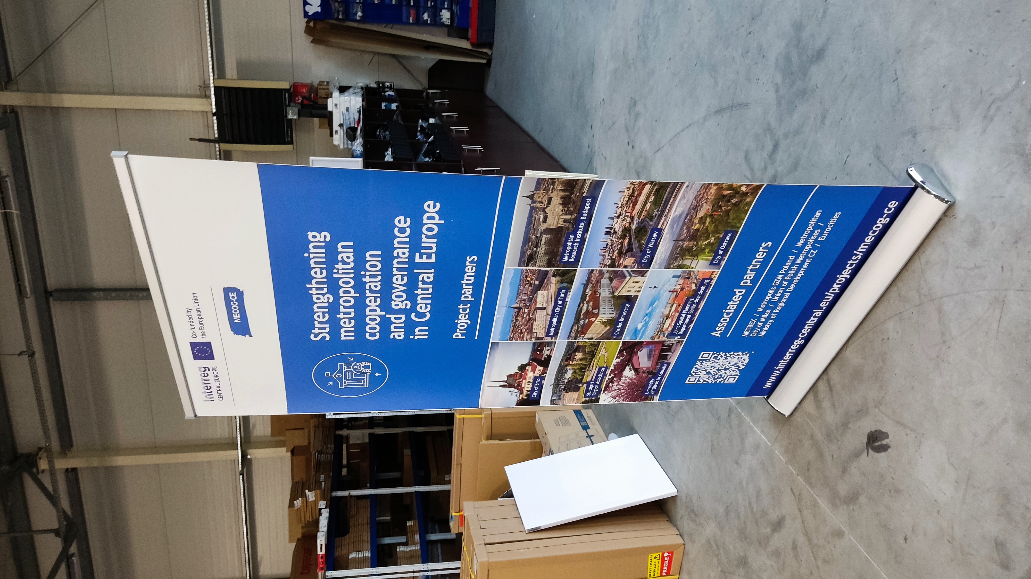 roll up reklamowy z grafiką informacyjną przykład czytelny projekt roll up system reklamowy prezentacja treści