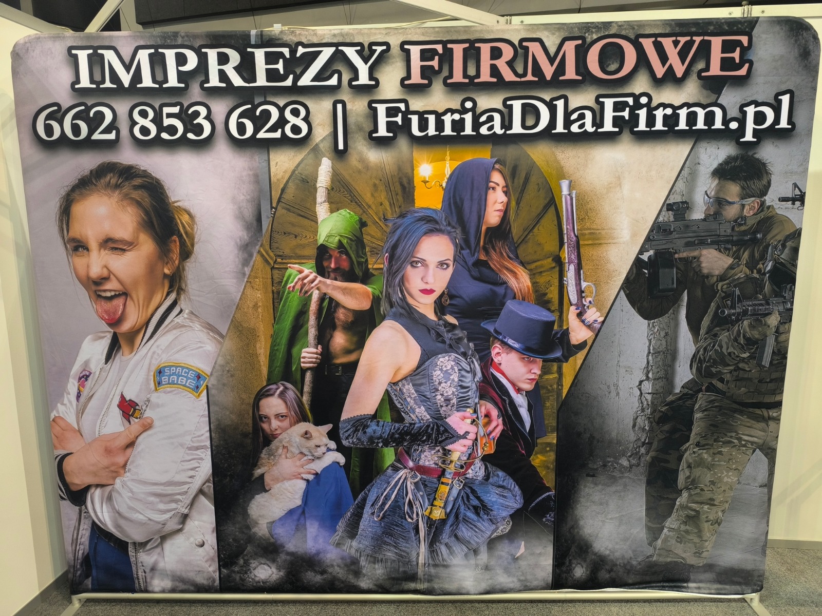 Duża ścianka reklamowa FuriaDlaFirm z grafiką aktorów i motywem imprez firmowych.