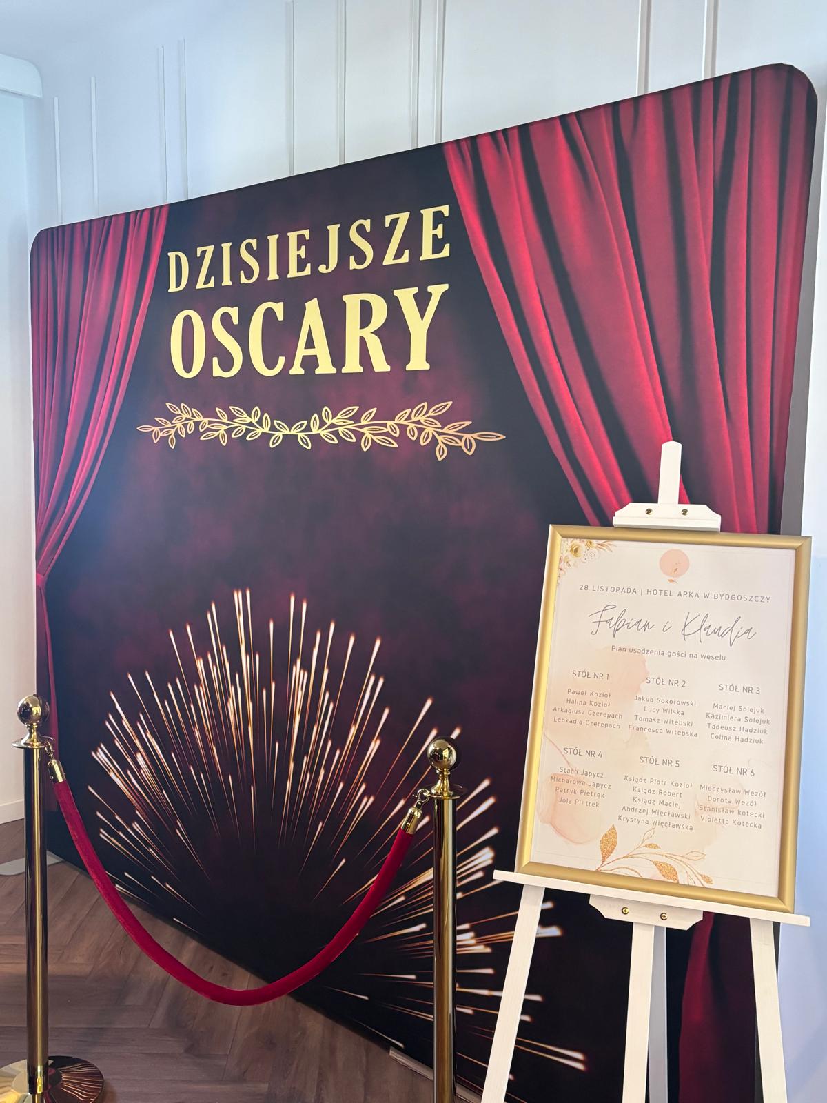 Ścianka reklamowa z motywem czerwonych zasłon i napisem „Dzisiejsze Oscary” jako tło eventowe.