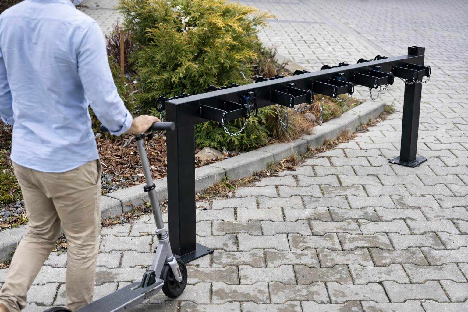 stojak na hulajnogi elektryczne z miejscami do przypięcia