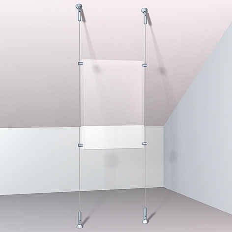 Grafika przedstawiająca tradycyjny system linkowy mocowany od ściany do podłogi. System składa się ze stalowych linek rozpiętych pionowo, z zawieszoną pośrodku przezroczystą akrylową kieszenią na materiały reklamowe lub informacyjne. Konstrukcja jest minimalistyczna, prosta i estetyczna.