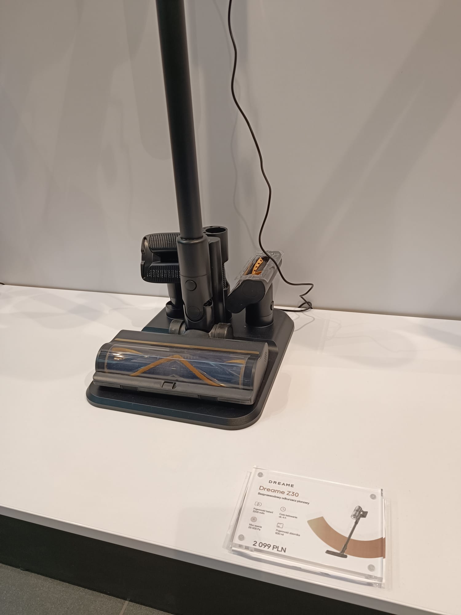 Stojak akrylowy z ceną i specyfikacją produktu przy ekspozycji odkurzacza – punkt sprzedaży RTV/AGD.