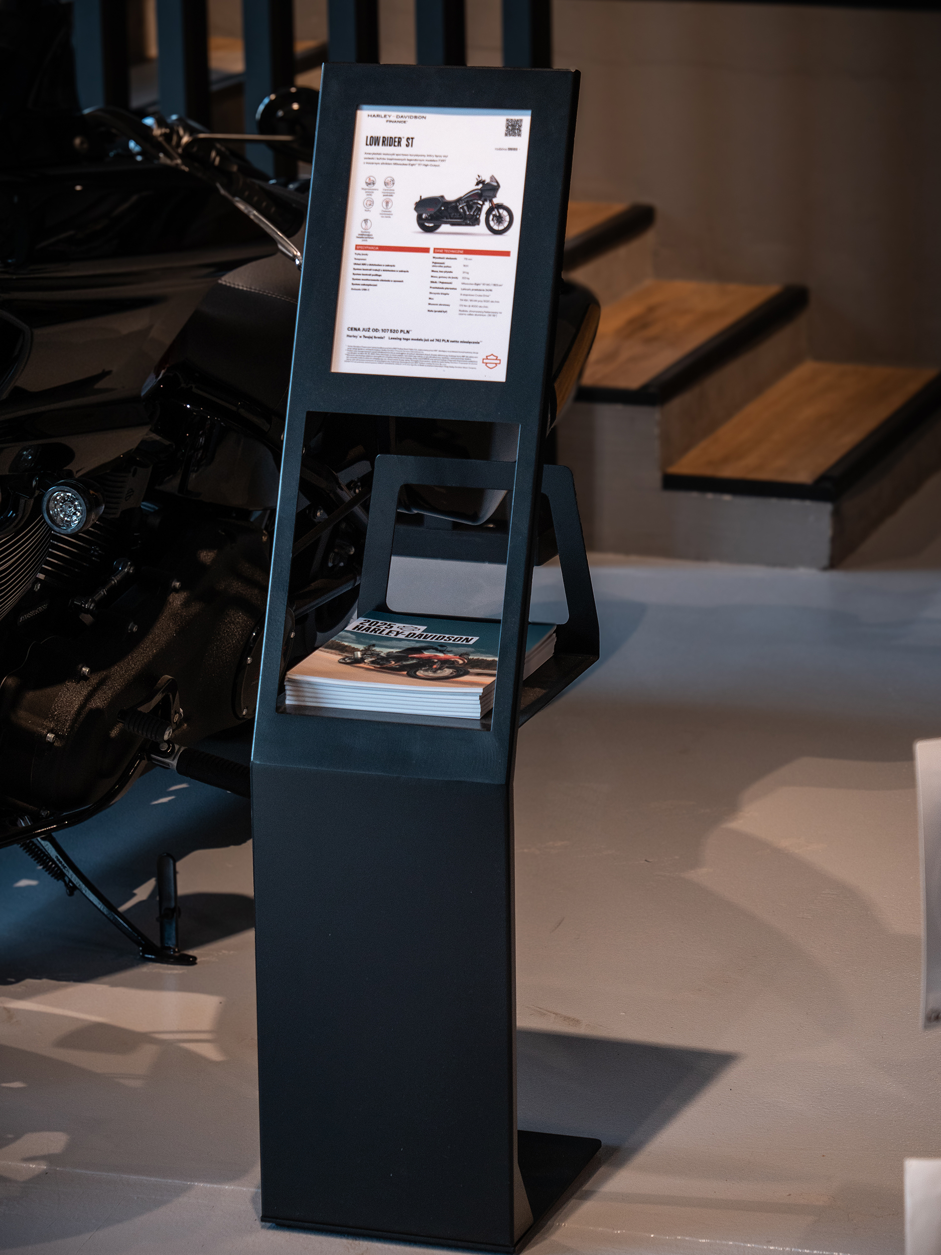 stojak na ulotki wolnostojący metalowy z miejscem na katalogi