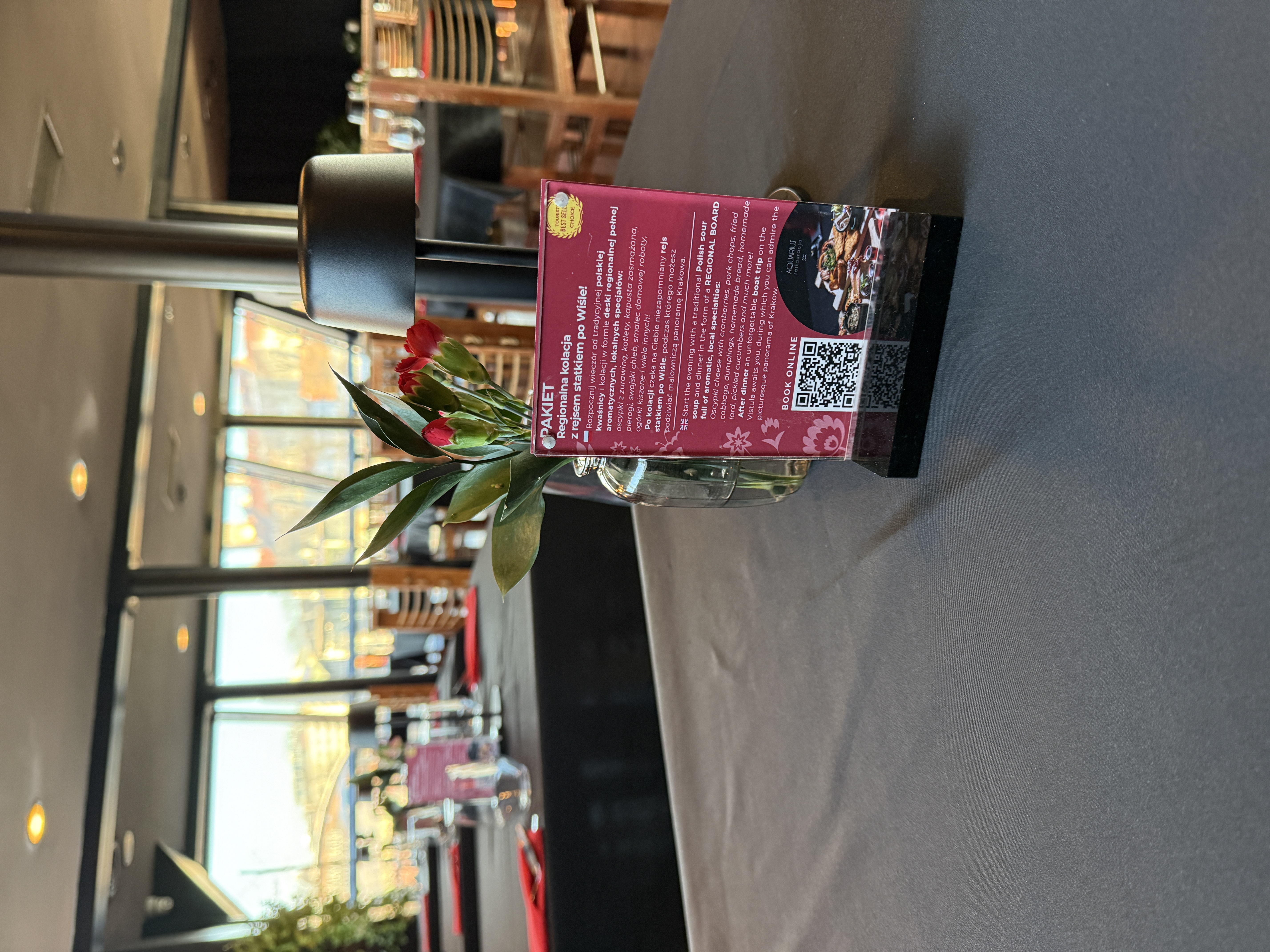 stojak na menu typ T na stoliku w restauracji