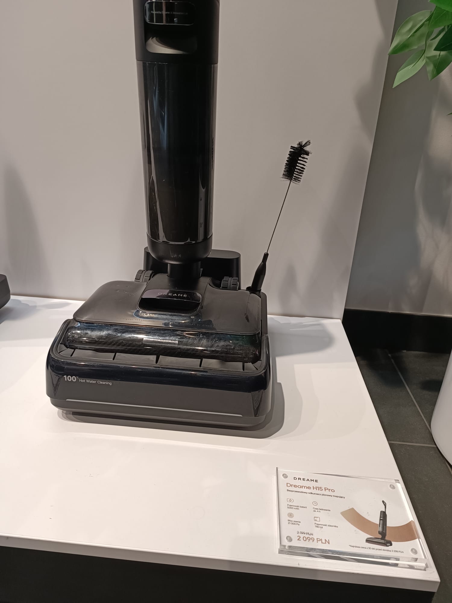 magnetyczny stojak informacyjny na ladzie sklepowej z kartą produktu