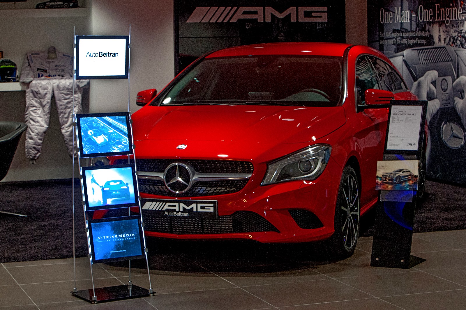 Ekrany digital signage oraz stojak z ofertą przy aucie w salonie samochodowym