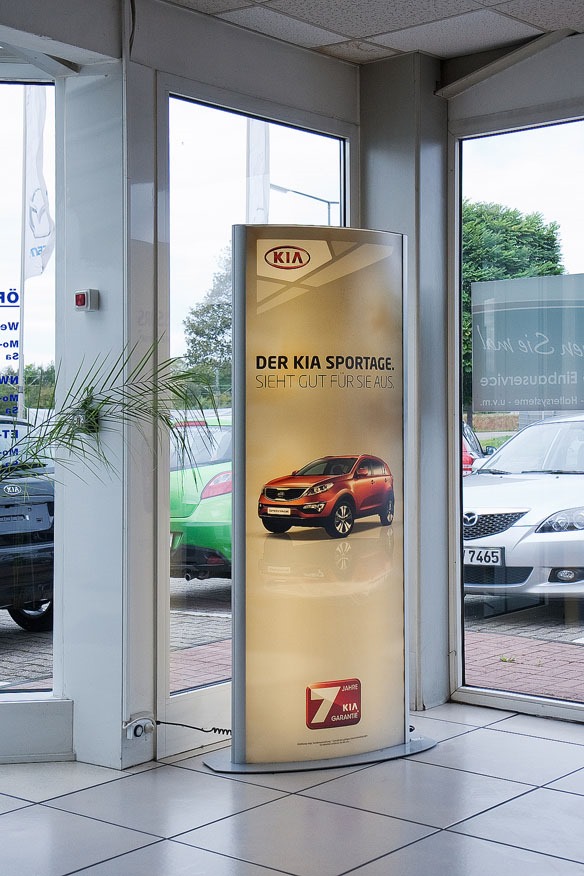 Podświetlany totem reklamowy w salonie samochodowym