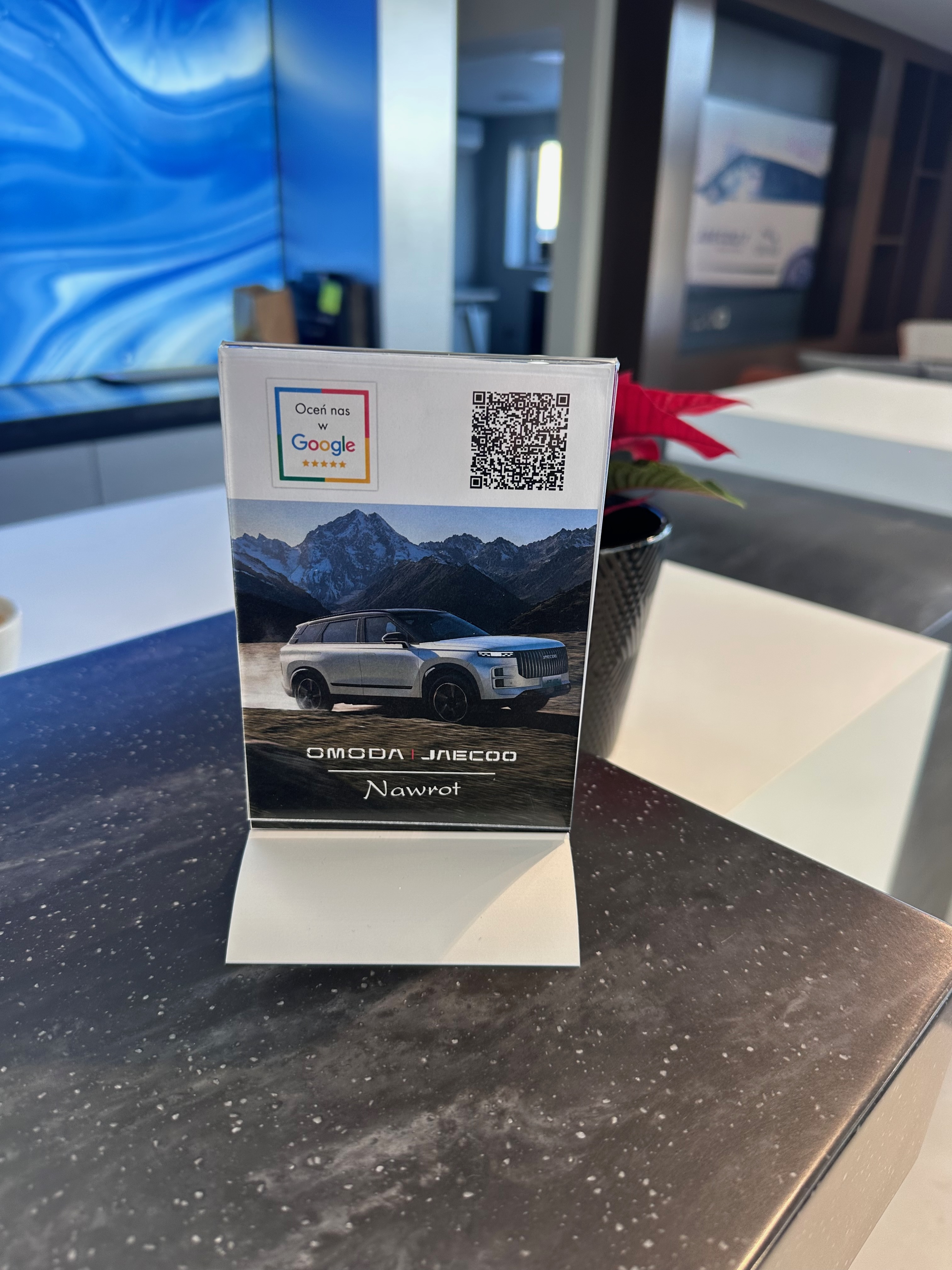 Stojak z kodem QR zachęcający do wystawienia opinii w salonie samochodowym